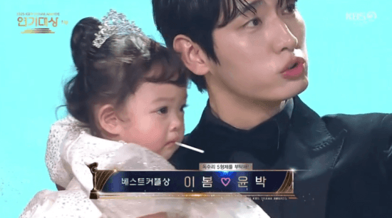 실시간-KBS-연기대상-베스트-커플상-받고-우는-배우-ㅋㅋㅋㅋ.gif-1-이미지