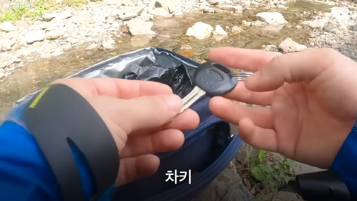 며칠-째-냇가에-방치된-가방,-수상한-느낌에-열어-보니..-16-이미지