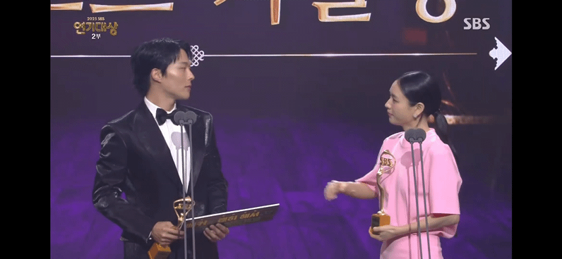 베스트-커플상-받고-키스신-재현하는-장기용-안은진.twt-1-이미지