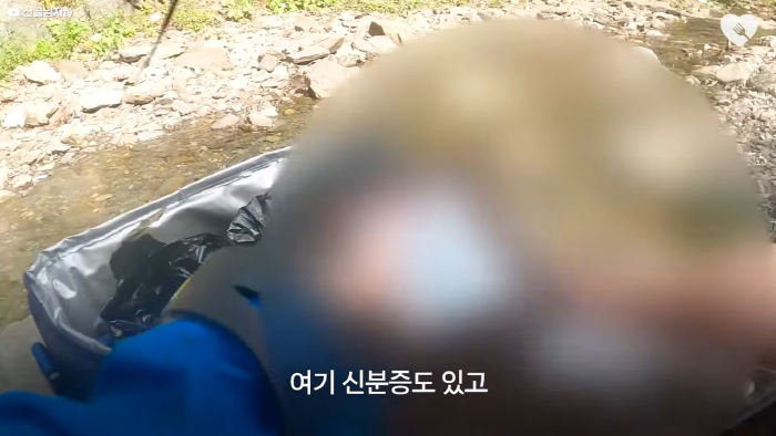 며칠-째-냇가에-방치된-가방,-수상한-느낌에-열어-보니..-27-이미지
