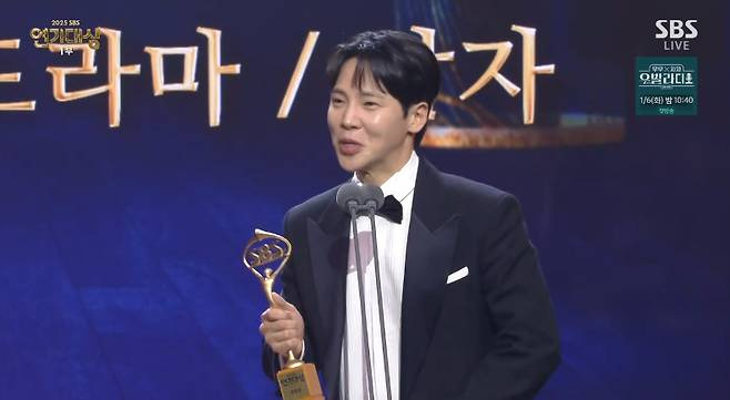 시상식에서-안성기-님-격려하는-고건한-배우.jpg-2-이미지