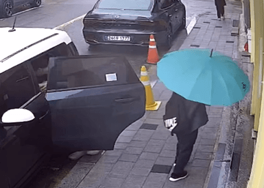 비-맞으며-짐-싣는-모습-본-꼬마,-까치발-들고-우산을-‘쓱’-0-이미지