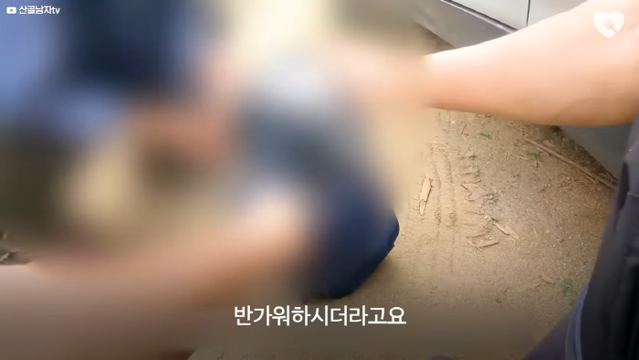 며칠-째-냇가에-방치된-가방,-수상한-느낌에-열어-보니..-40-이미지