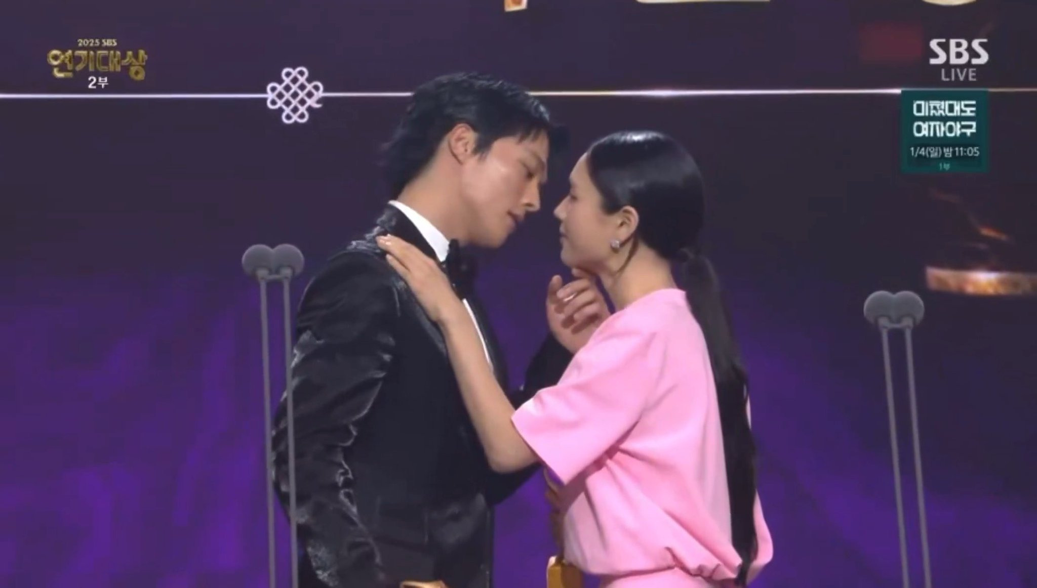 베스트-커플상-받고-키스신-재현하는-장기용-안은진.twt-3-이미지