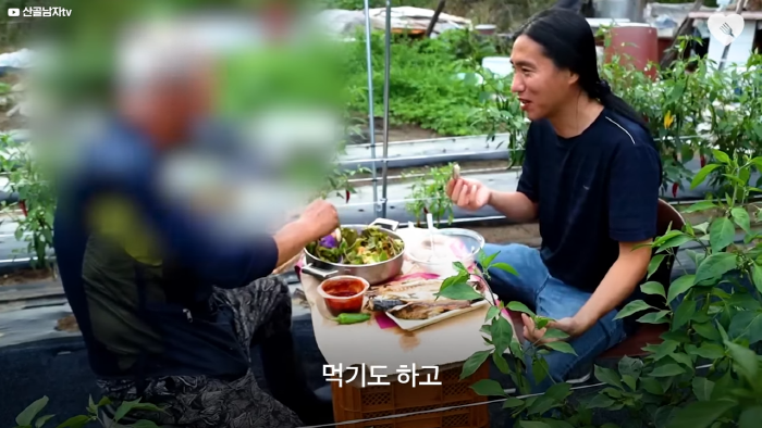 며칠-째-냇가에-방치된-가방,-수상한-느낌에-열어-보니..-58-이미지