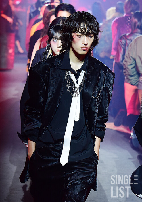 오늘자-서울패션위크에서-모델로-런웨이에-선-키-190cm-남돌-3-이미지