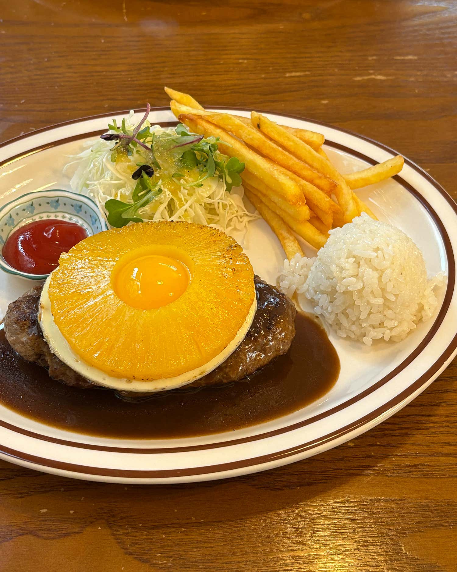 함박스테이크-위에-계란후라이랑-파인애플-올려주는-함박집-1-이미지