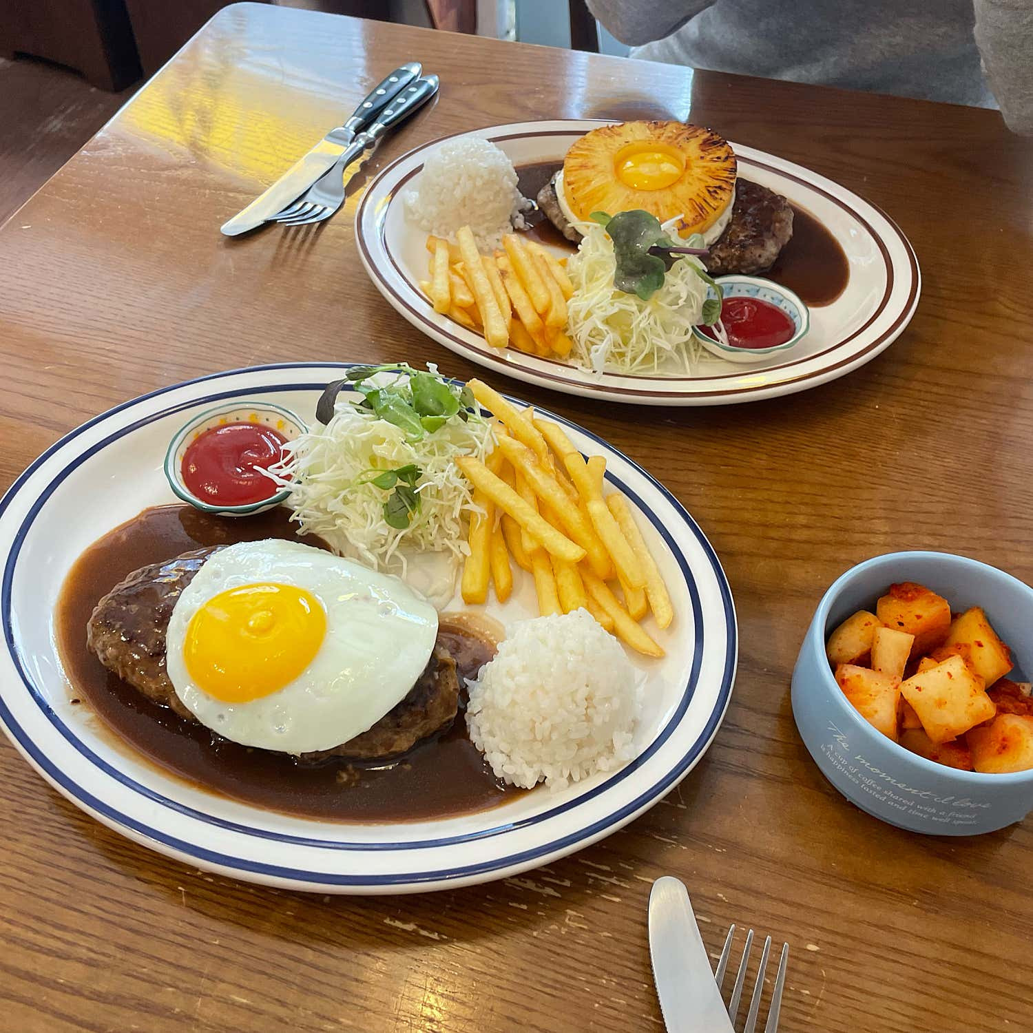 함박스테이크-위에-계란후라이랑-파인애플-올려주는-함박집-2-이미지