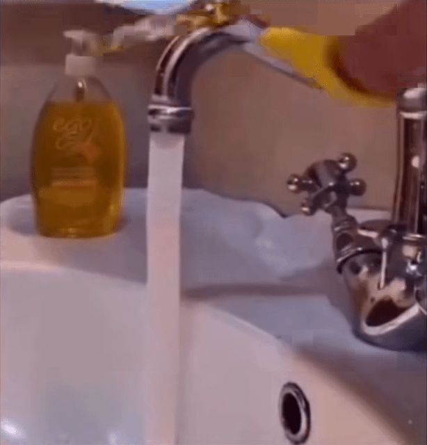 가위로-믈-자르기-1-이미지