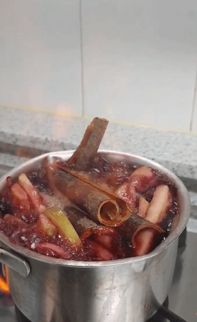 뱅쇼-처음-만들어봤는데-원래-이렇게-조리과정이-화려한-음식인거여?.twt-1-이미지