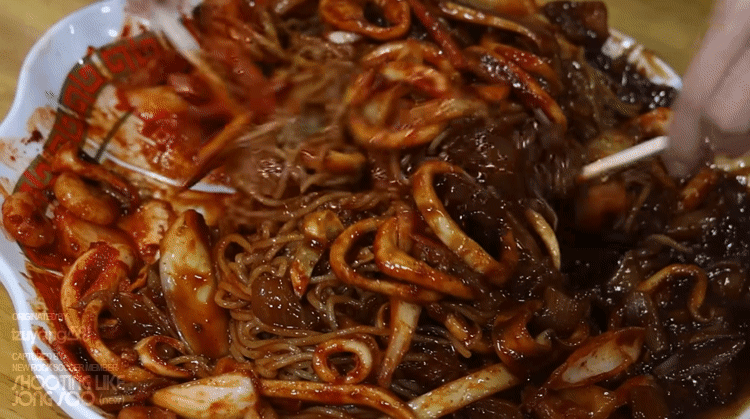 오징어볶음-쟁반짜장-먹는-쯔양.gif-4-이미지