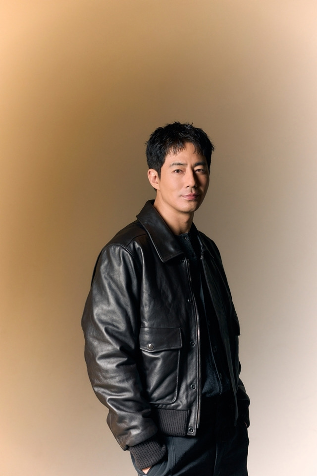 조인성-“나이-차-많은-러브라인-부담스러워...멜로는-젊은-배우들의-몫”-(인터뷰)-0-이미지