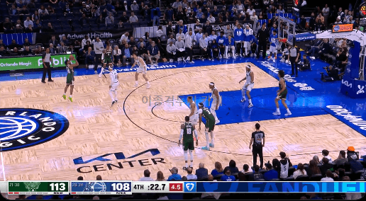 동료-안아주러-오는-야니스의-표정-0-이미지