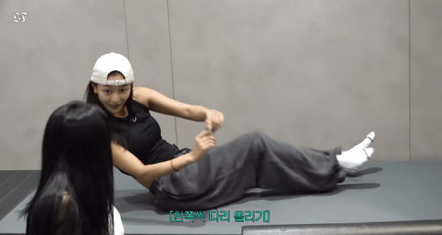 복근운동은-갯수를-세면서-하는게-아니라-죽을-거-같을-때까지-하는-거라는-트와이스-지효-4-이미지