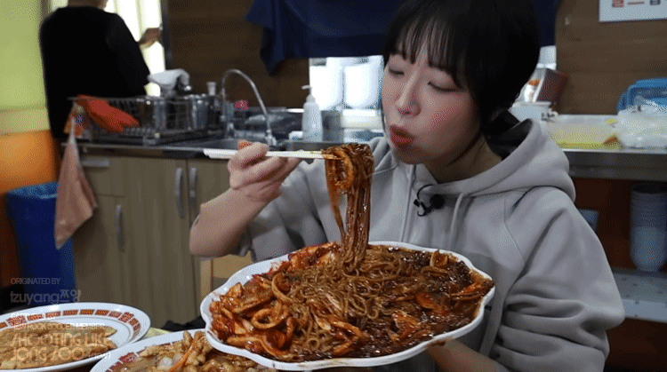 오징어볶음-쟁반짜장-먹는-박정원.GIF-5-이미지