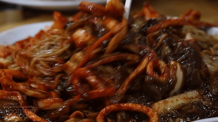 오징어볶음-쟁반짜장-먹는-쯔양.gif-3-이미지