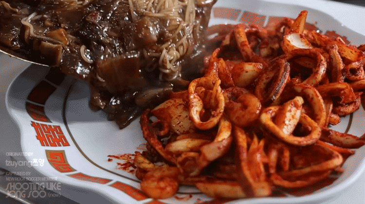 오징어볶음-쟁반짜장-먹는-쯔양.gif-1-이미지