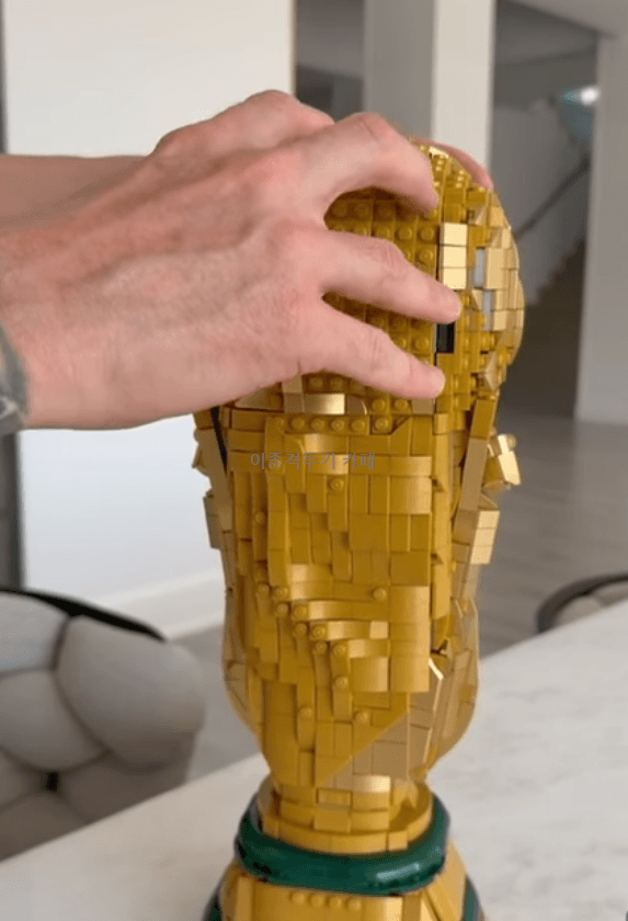 월드컵-트로피와-메시-2-이미지