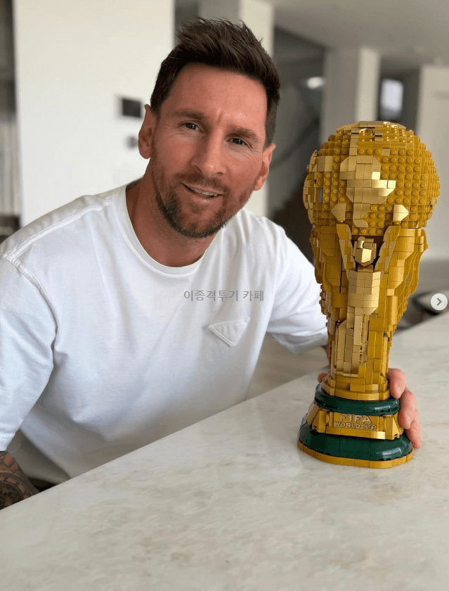 월드컵-트로피와-메시-0-이미지