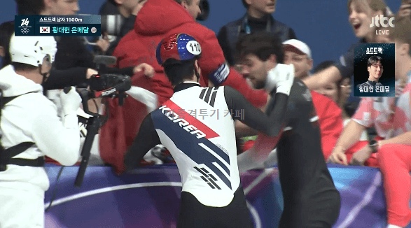 금메달,-동메달-선수에게-축하해주는-황대헌-1-이미지