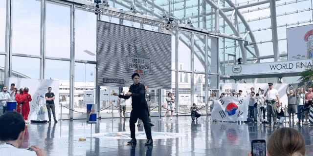 세계-종이비행기-대회-한국-우승자-퍼포먼스.gif-0-이미지