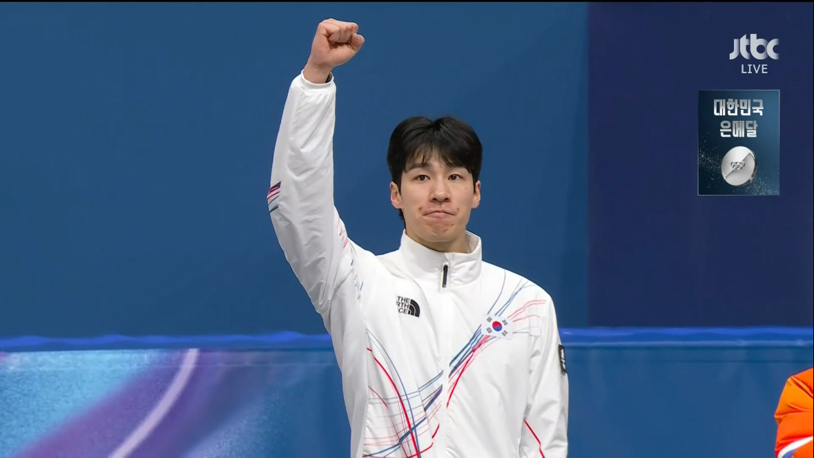 포디움-오른-동계올림픽-쇼트트랙-은메달리스트-대한민국-황대헌-3-이미지