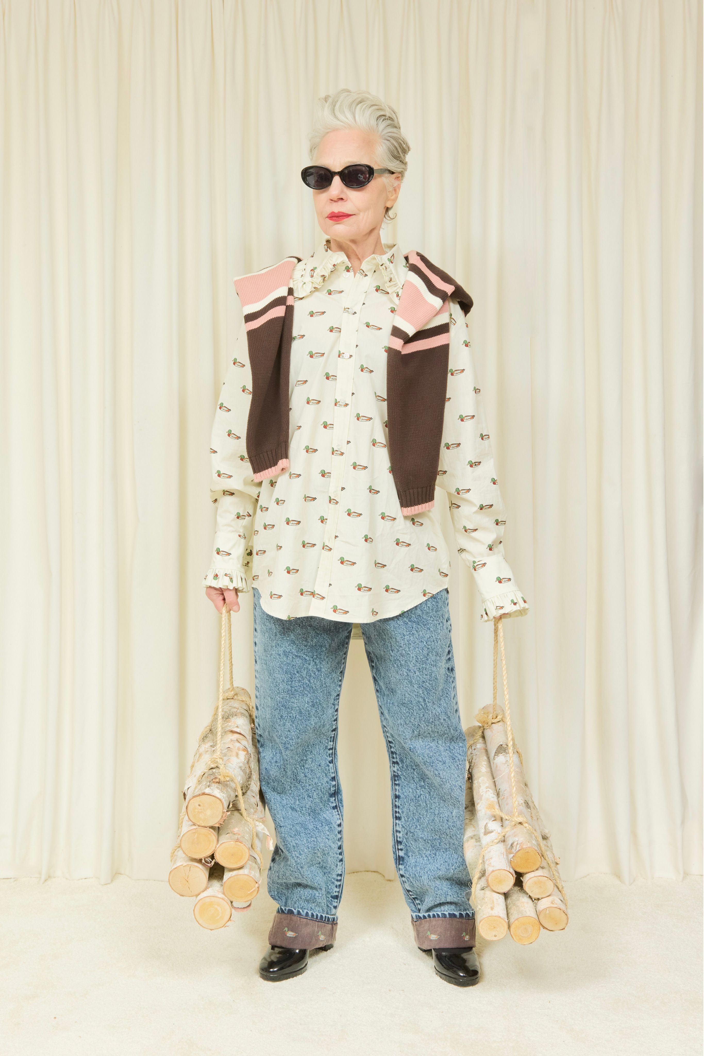 레이스로-키치함을-극대화-했다는-디자이너-22-이미지