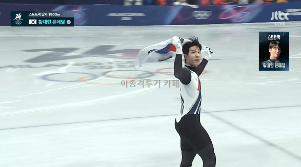 금메달,-동메달-선수에게-축하해주는-황대헌-3-이미지