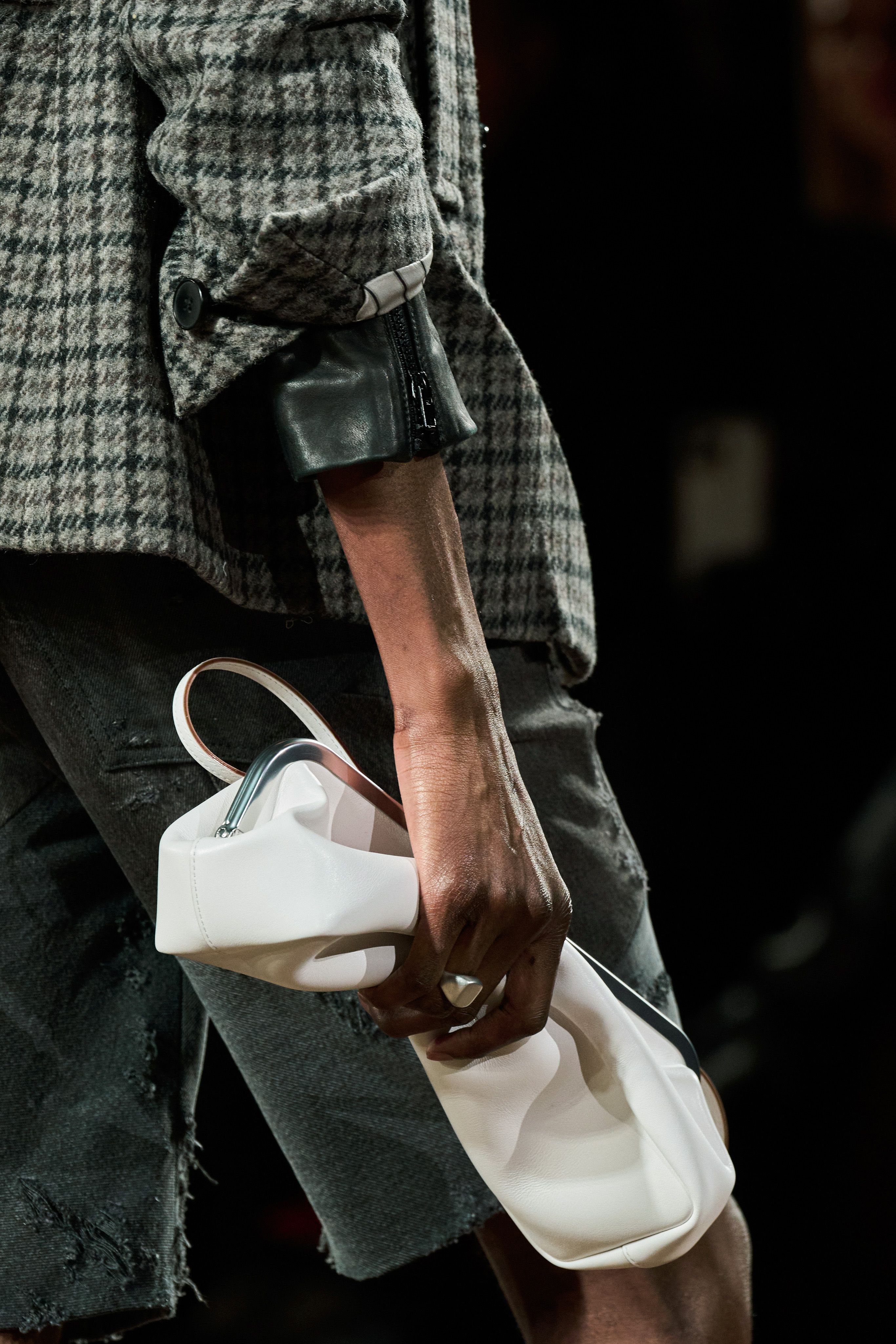 코치가-새로-공개한-가방들-19-이미지