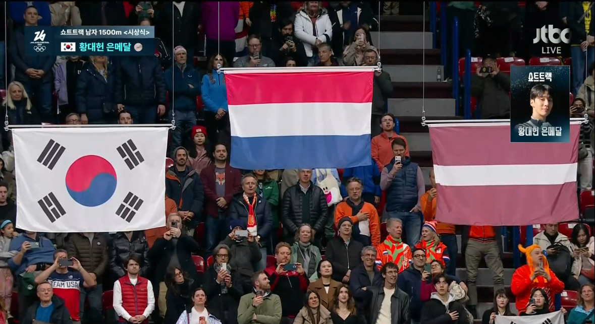포디움-오른-동계올림픽-쇼트트랙-은메달리스트-대한민국-황대헌-5-이미지