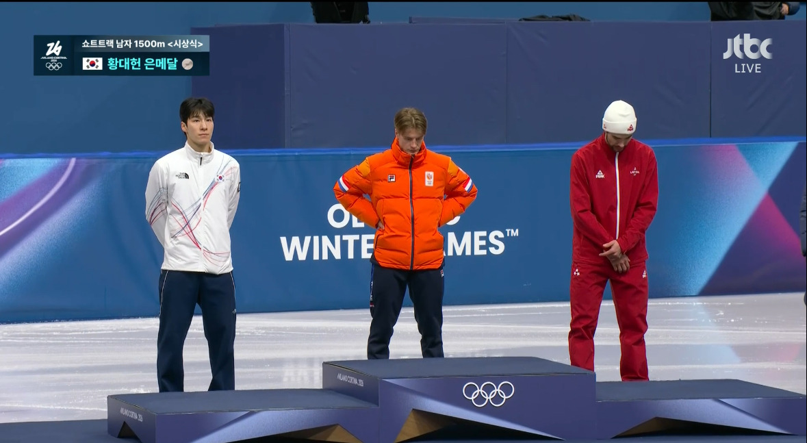 포디움-오른-동계올림픽-쇼트트랙-은메달리스트-대한민국-황대헌-2-이미지