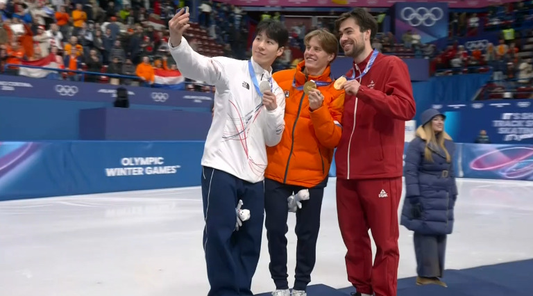 포디움-오른-동계올림픽-쇼트트랙-은메달리스트-대한민국-황대헌-7-이미지