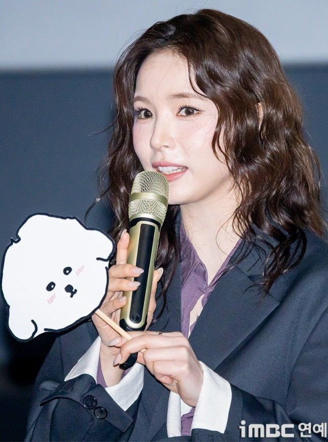 오늘자-신세경-무대인사-3-이미지