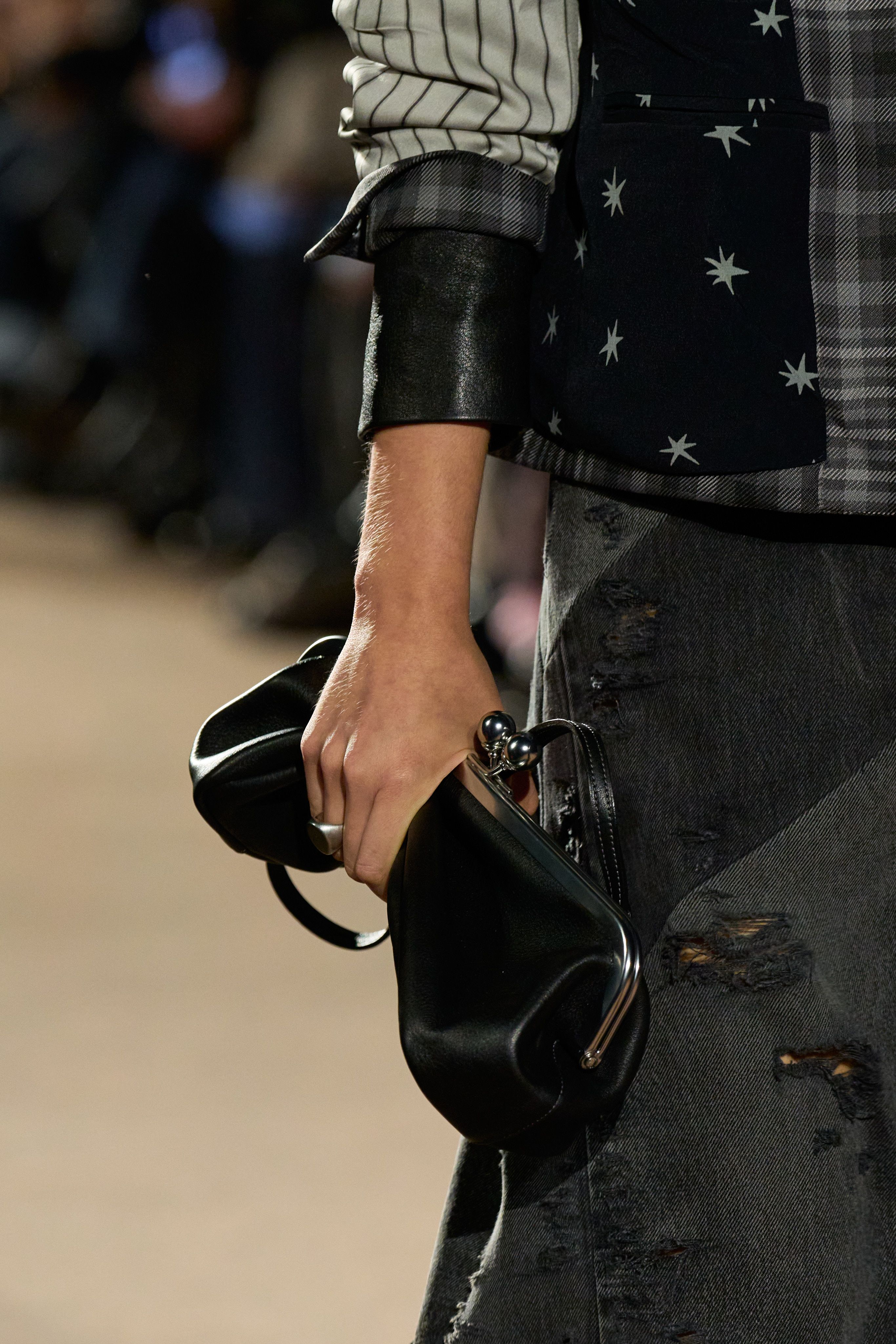 코치가-새로-공개한-가방들-0-이미지