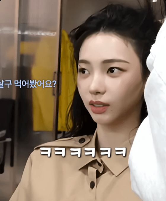 에스파-카리나:-살구-먹으면....나랑-살구싶나?-gif-1-이미지