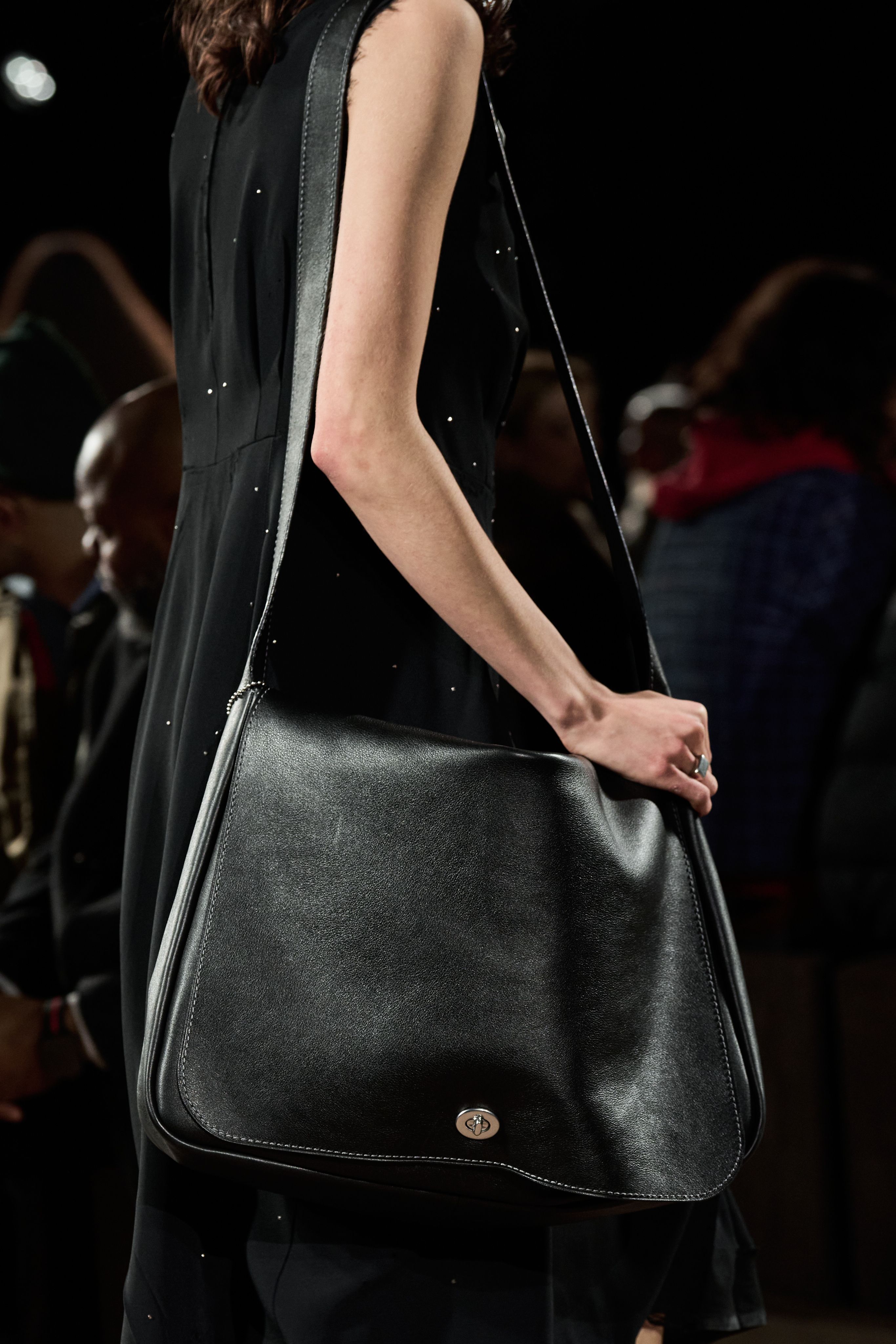 코치가-새로-공개한-가방들-21-이미지