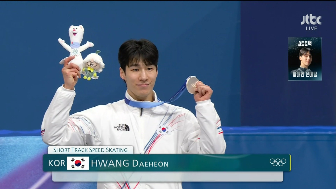 포디움-오른-동계올림픽-쇼트트랙-은메달리스트-대한민국-황대헌-4-이미지