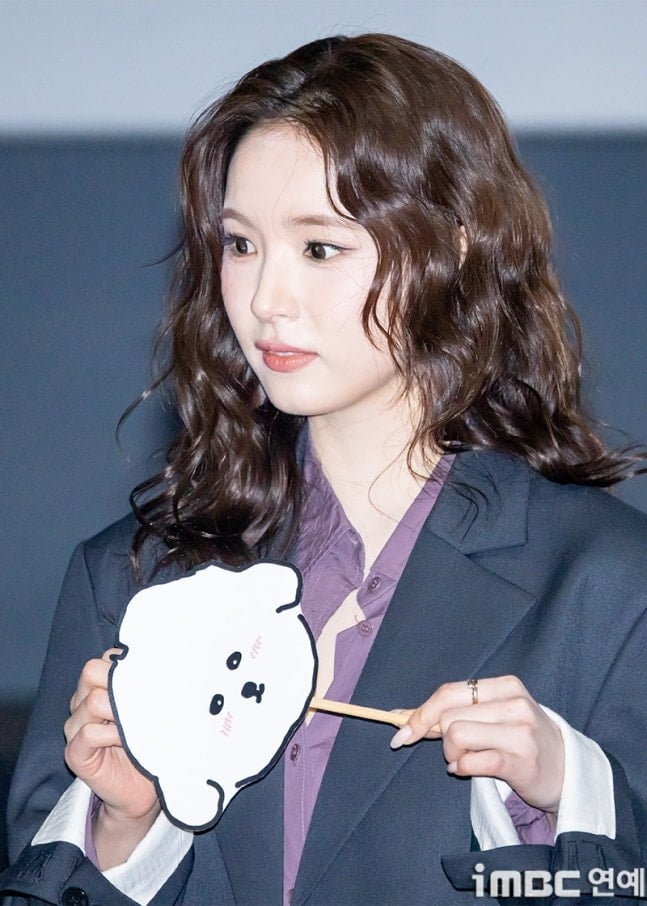 오늘자-신세경-무대인사-4-이미지