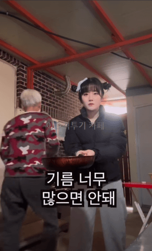 할머니에게-등짝-스매싱-당하는-손녀-0-이미지