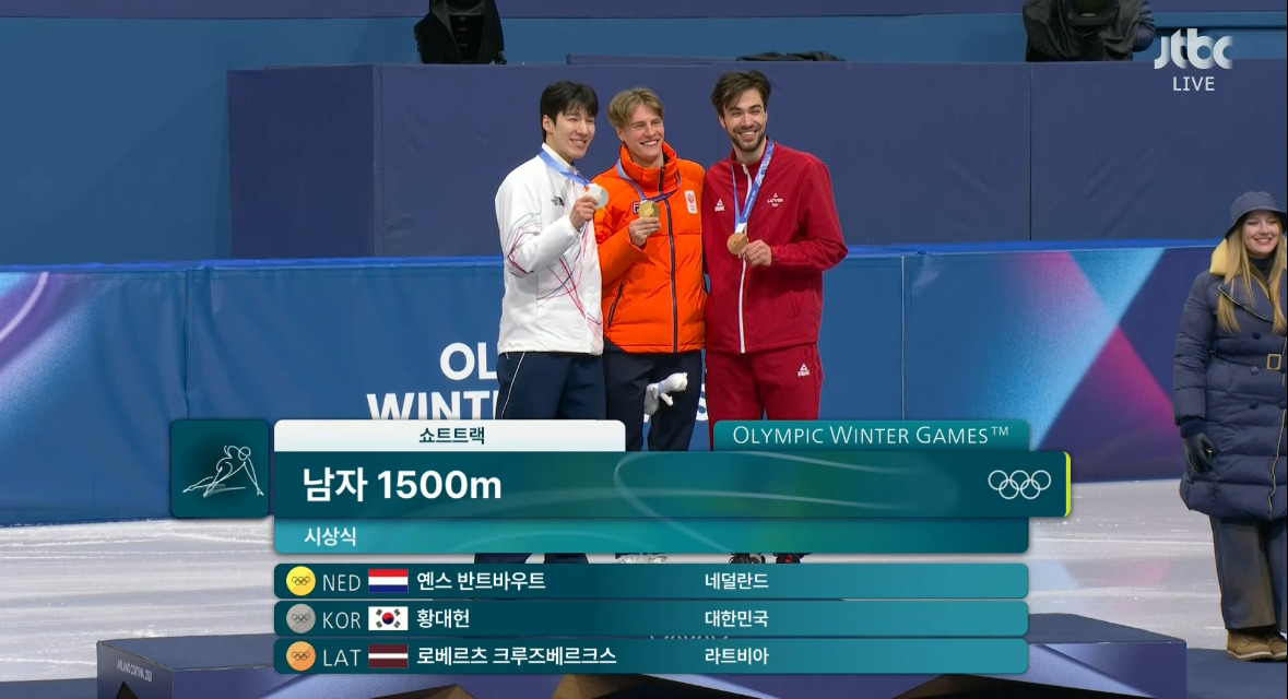 포디움-오른-동계올림픽-쇼트트랙-은메달리스트-대한민국-황대헌-6-이미지