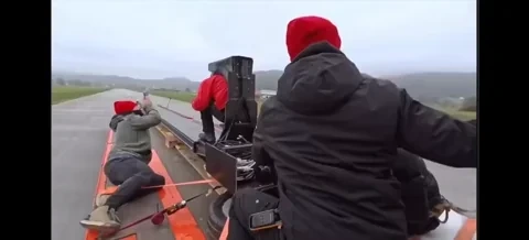 시속-80km로-달리는-트럭에서-시속-80km로-발사-0-이미지