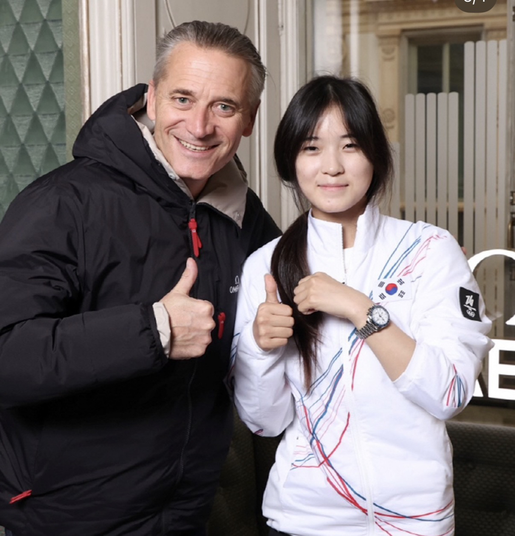 최가온에게-직접-시계-채워준-오메가-회장-2-이미지