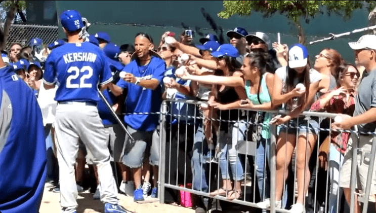 최애-선수에게-싸인-받고-좋아하는-팬-1-이미지