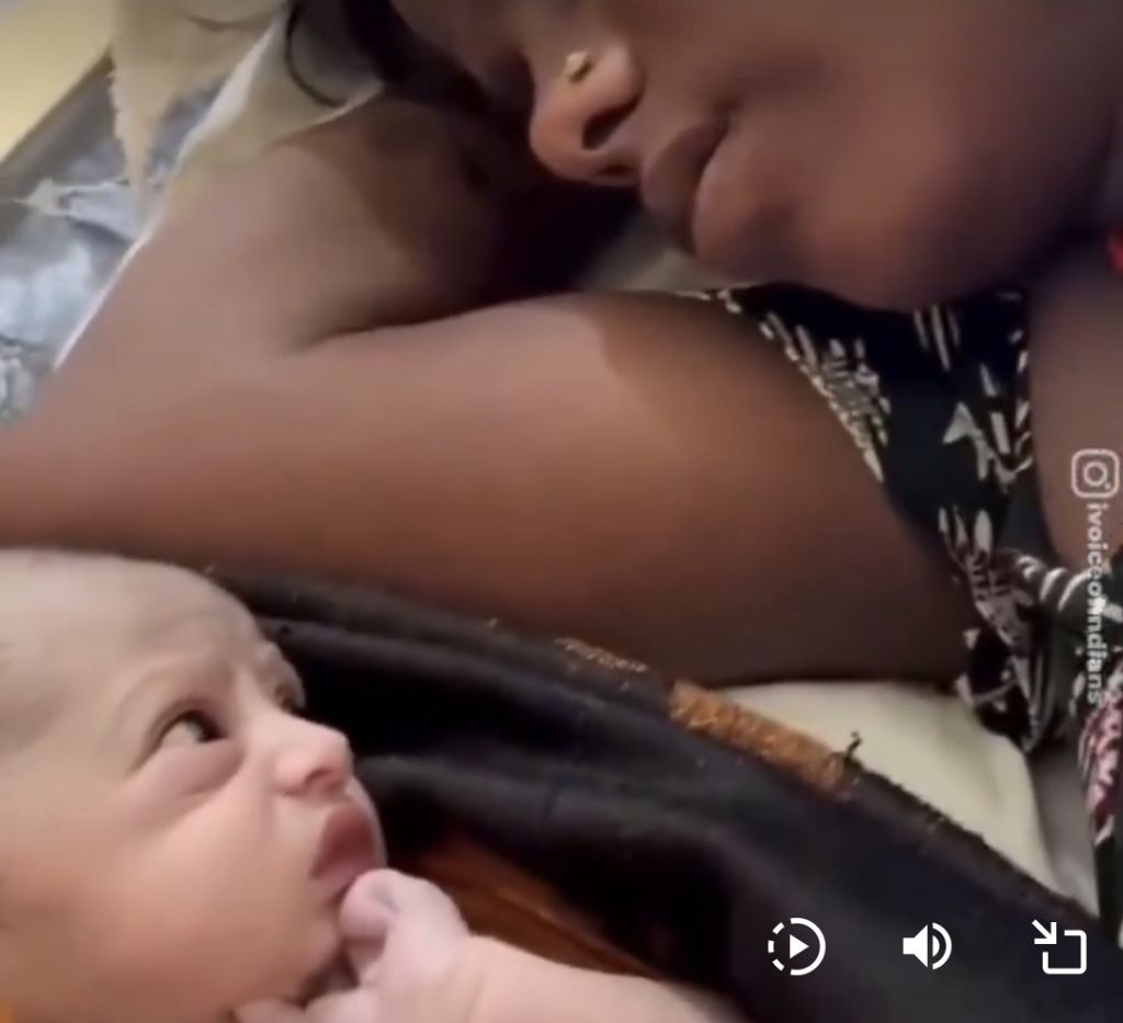 엄마가-자신이-딸이라-싫어한다는것을-아는듯한-신생아-1-이미지