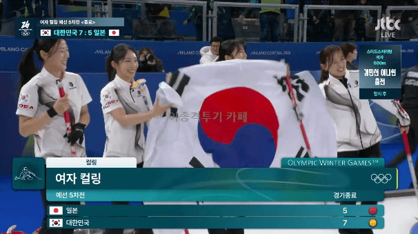 한일전-승리하고-기념-사진-찍는-대한민국-대표팀-1-이미지