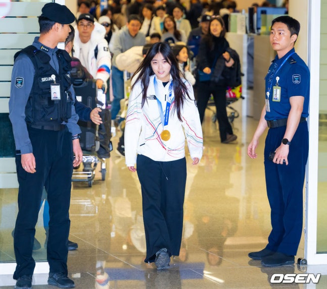 금메달-메고-귀국한-최가온-선수-0-이미지