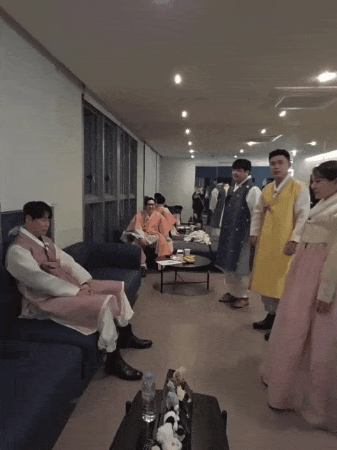 할아버지한테-절하는-젊은이들-0-이미지