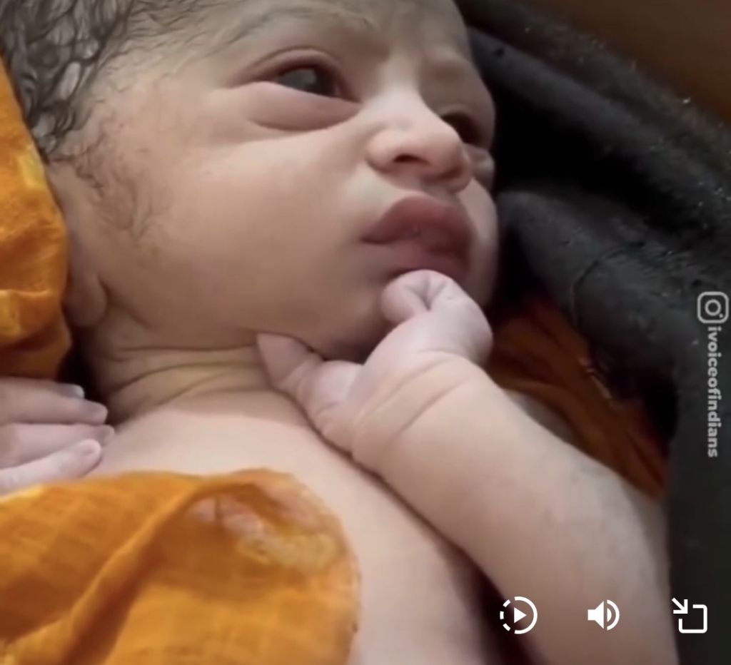 엄마가-자신이-딸이라-싫어한다는것을-아는듯한-신생아-2-이미지