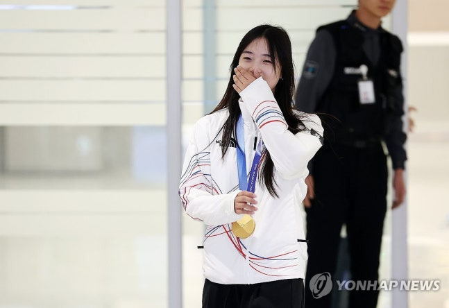 금메달-메고-귀국한-최가온-선수-3-이미지