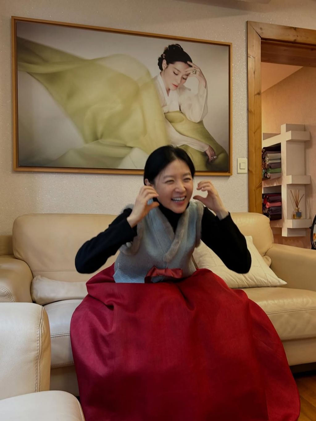 이영애-본가로-추정되는-곳에-걸어놓은-사진.jpg-0-이미지